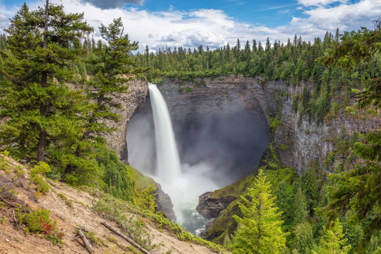 203 Wells Gray Provincial Park, Helmcken Waterval.jpg